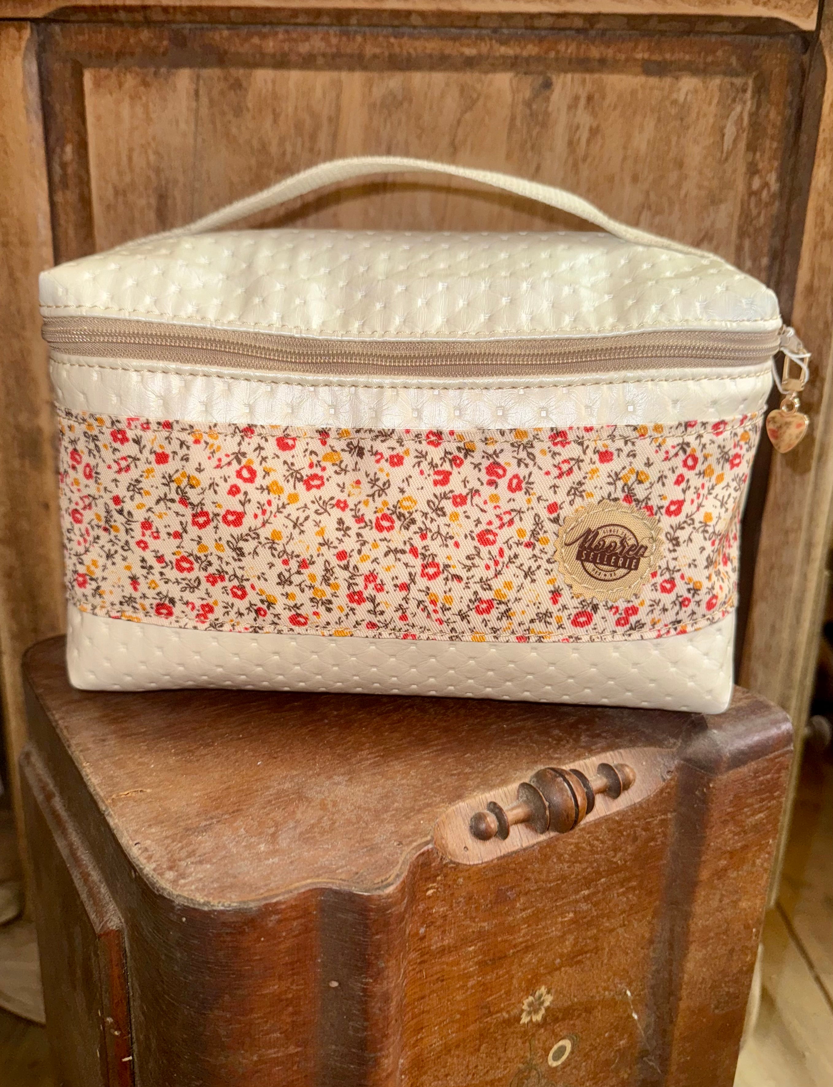 Vanity Simili Blanc Capitonné  / Tissu Floral Rouge