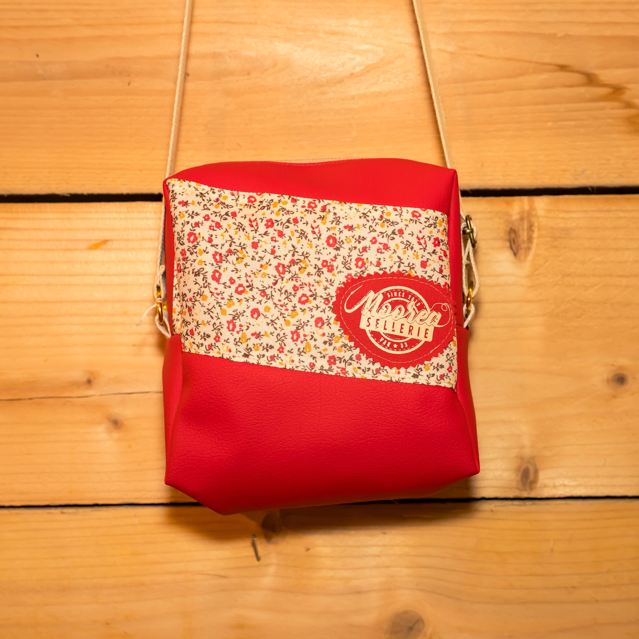 Sacoche bandoulière simili rouge / tissu floral