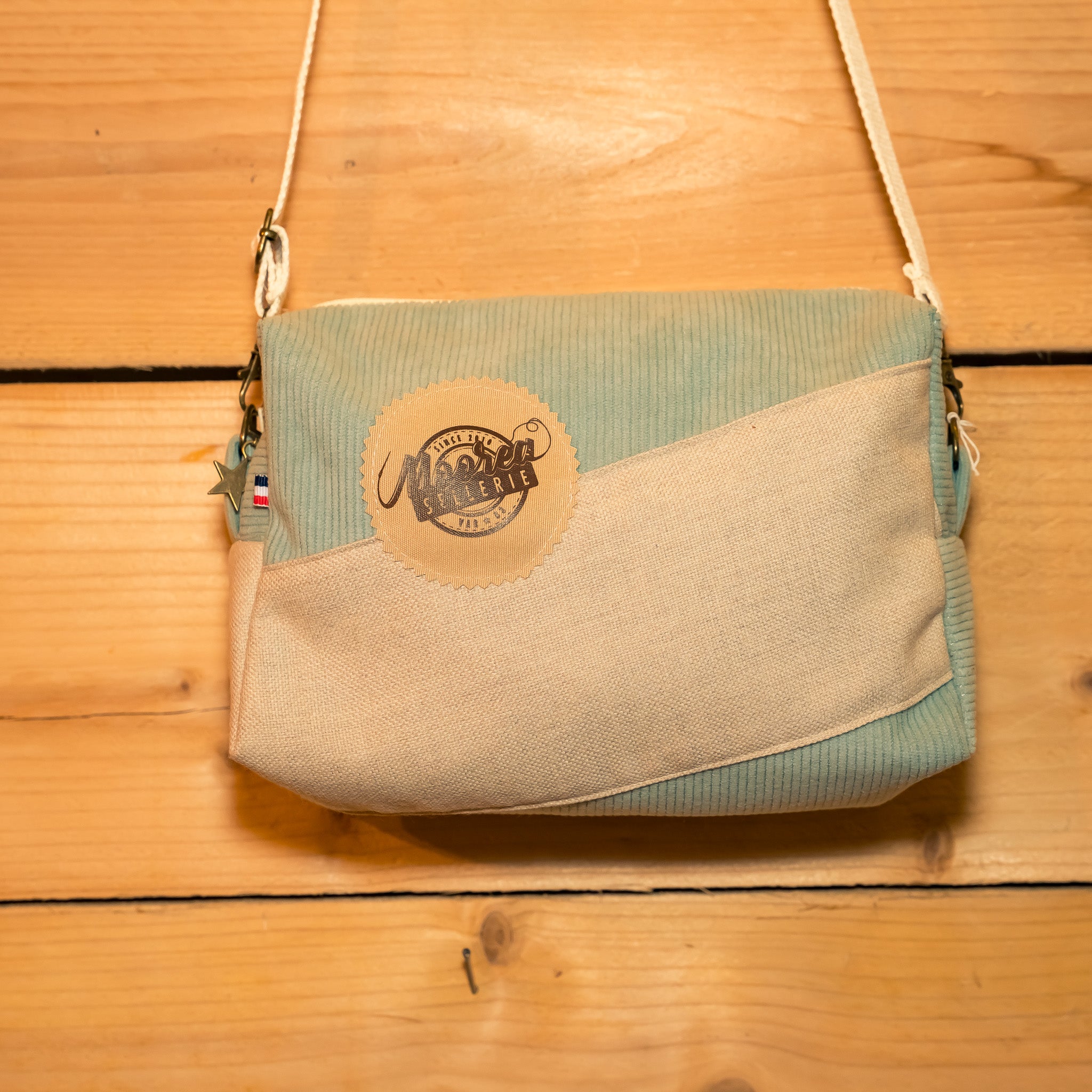 Sac bandoulière velours bleu ciel / tissu beige