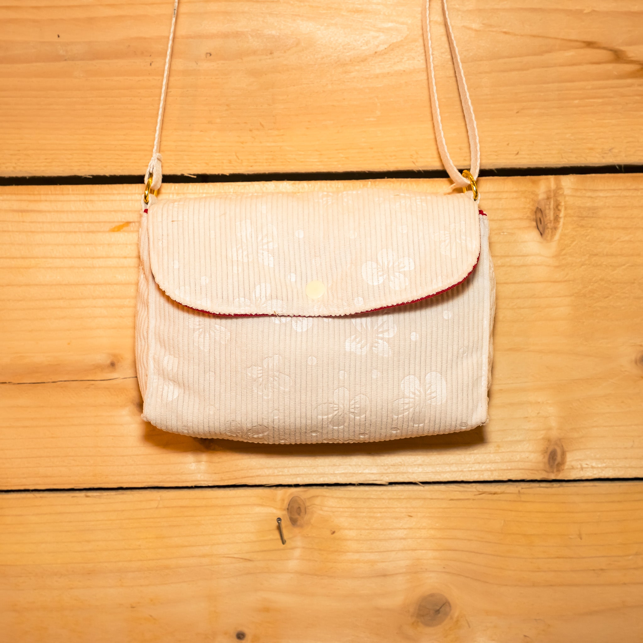 Sac bandoulière en velours blanc motifs fleurs