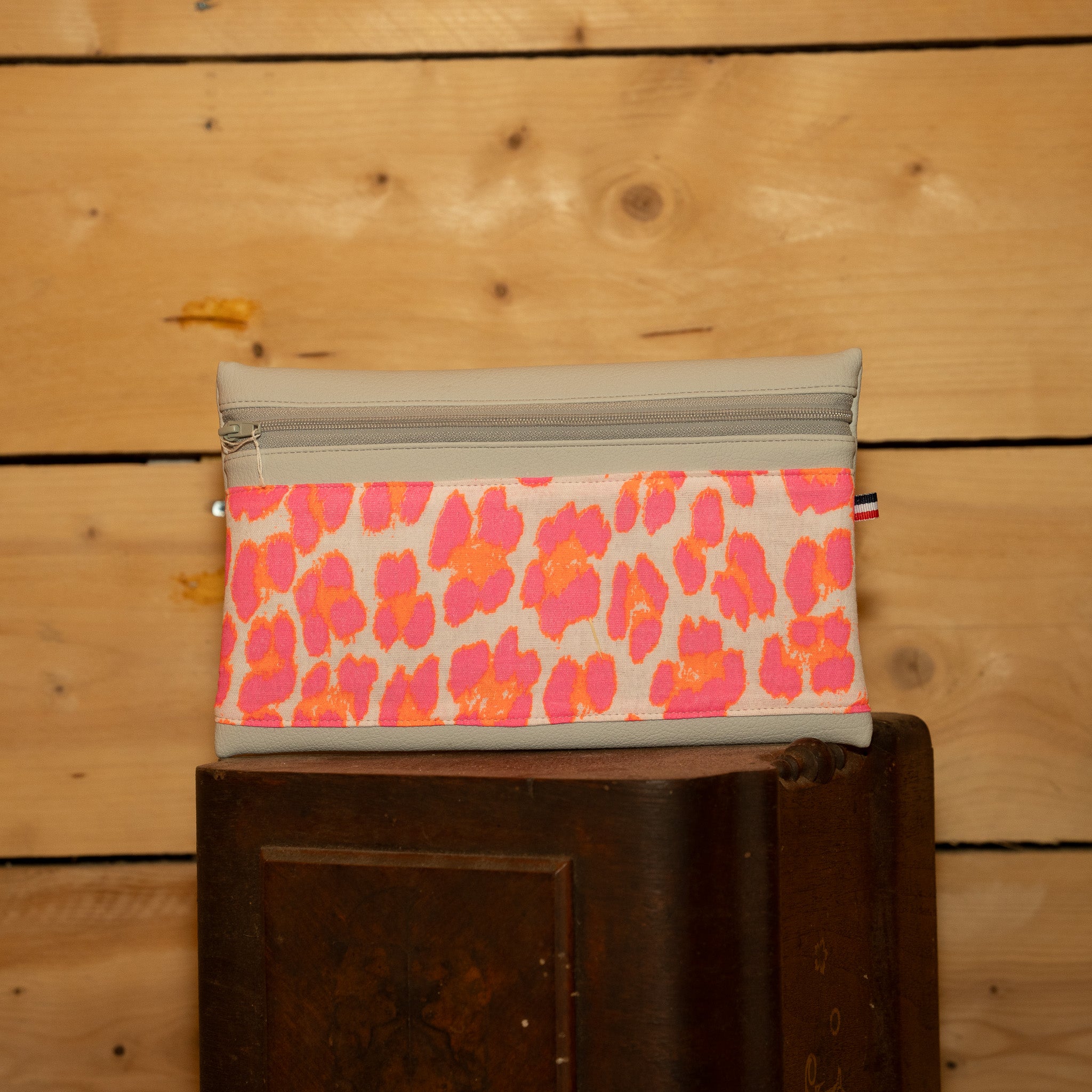 Pochette Plate Simili Gris Clair / Tissu Léopard Fuschia et Orange