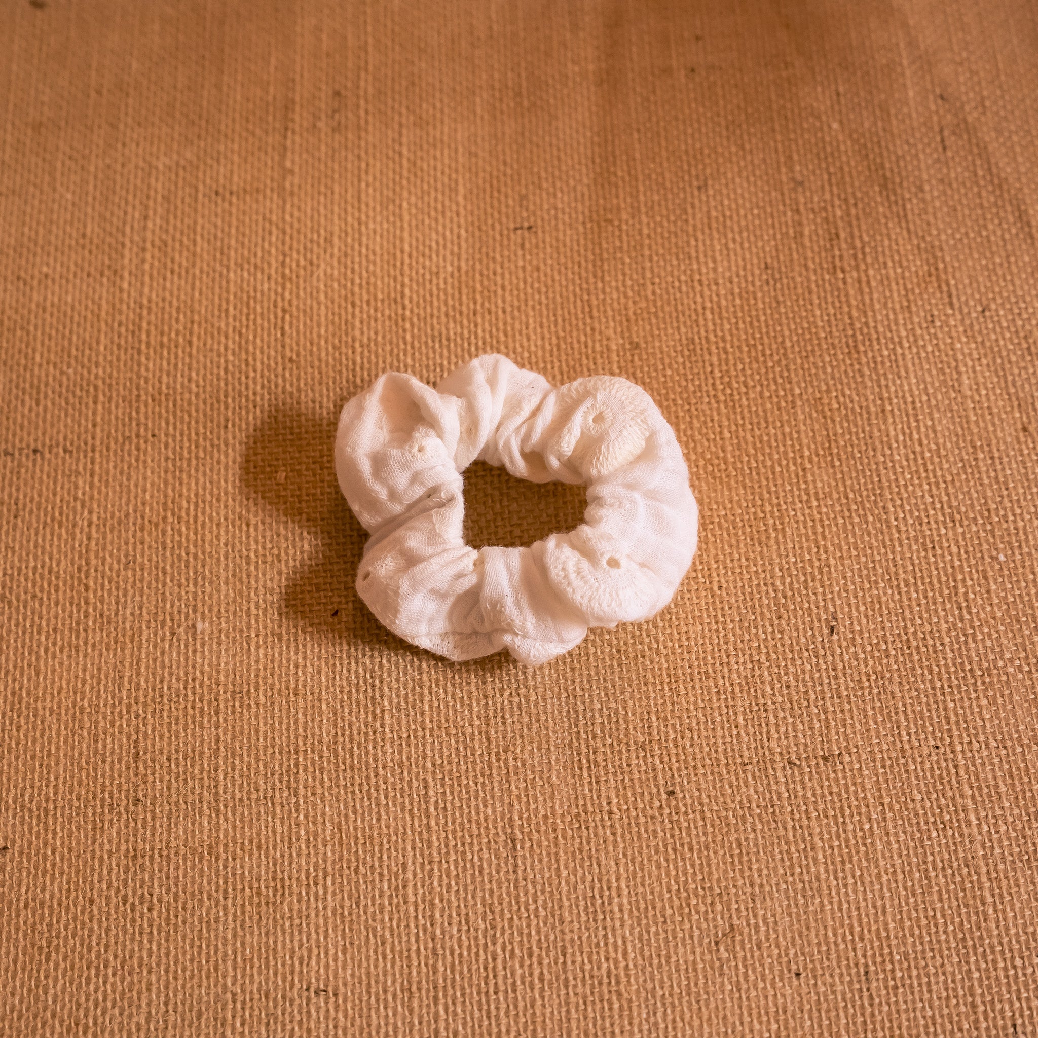 Petit chouchou broderie blanche