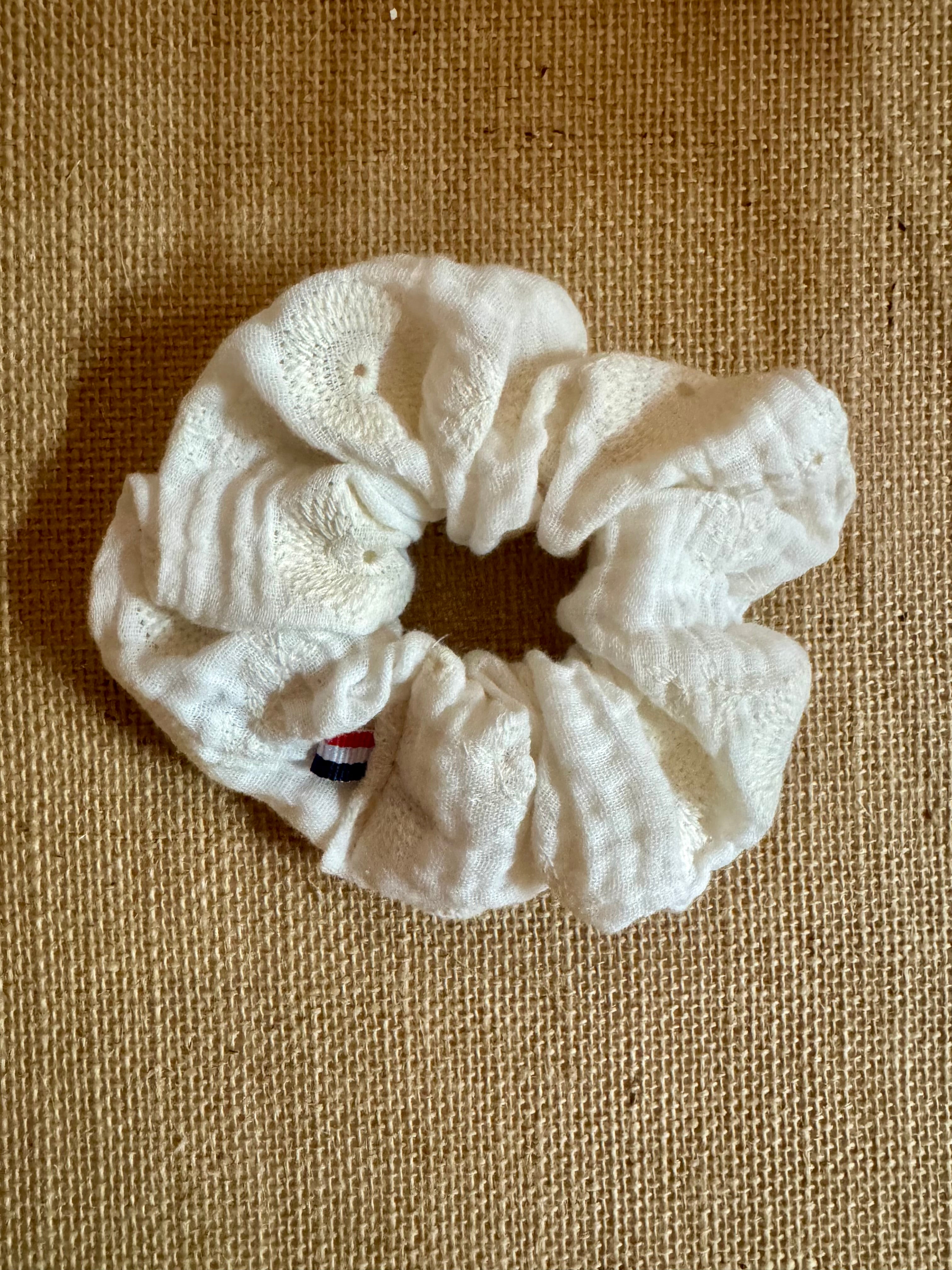 Grand chouchou Broderie Blanche