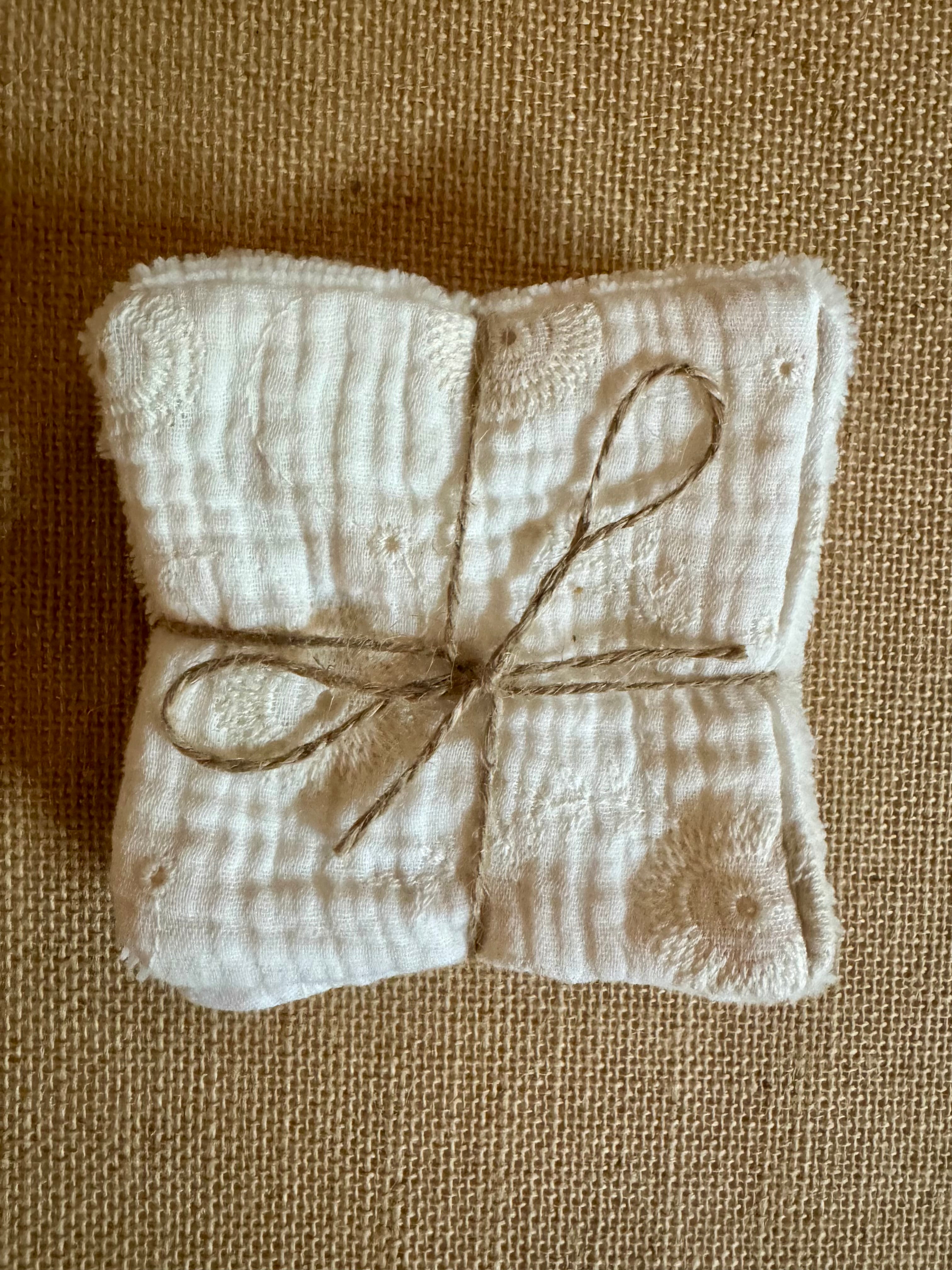 Cotons réutilisables en éponge bambou x4 Broderie Blanche